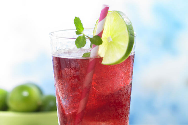Cocktail grape lime yang berwarna merah segar
